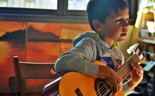 Cursurile de chitara sunt destinate copiilor si adultilor, atat incepatori cat si avansati. Cursurile sunt individuale iar varsta minima este de 9 ani. Se desfasoara online sau la sediu.
